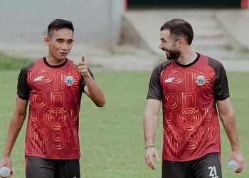 Pemain Persija Jakarta, RIzky Ridho bersama Jordi Amat. (foto: persija)