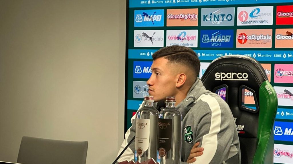 Bek Sassuolo Jay Idzes saat mengomentari hasil laga Sassuolo vs AS Roma (foto: sassuolonews)